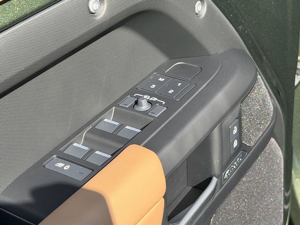 New 2026 Land Rover Defender 110 X-Dynamic SE AWD/4WD image 14