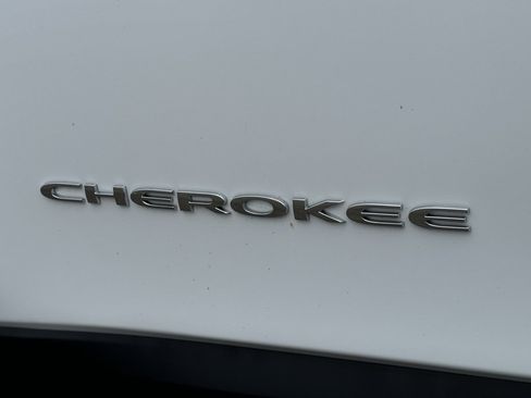 Used 2022 Jeep Cherokee Limited image 33