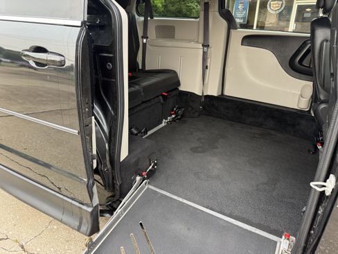 Used 2019 Dodge Grand Caravan SXT FWD image 31