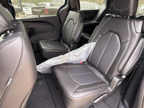 New 2026 Chrysler Pacifica Select FWD image 18