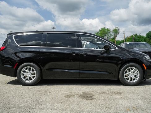 New 2025 Chrysler Pacifica Select image 3