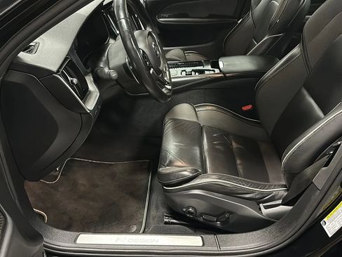 Used 2019 Volvo S60 T8 R-Design image 9