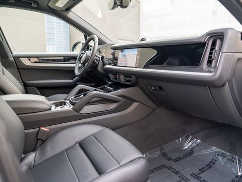 Certified 2026 Porsche Cayenne AWD/4WD image 25