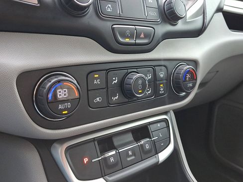 Certified 2022 GMC Terrain SLT image 18