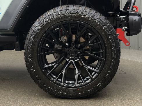 Used 2024 Jeep Wrangler Unlimited AWD/4WD image 9