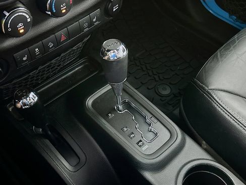 Used 2018 Jeep Wrangler Unlimited Sahara AWD/4WD image 18