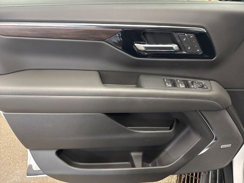 New 2026 Chevrolet Suburban LT image 10