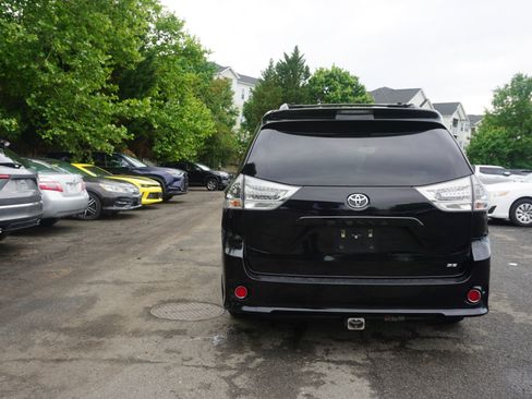 Used 2017 Toyota Sienna SE w/ SE Preferred Package FWD image 5