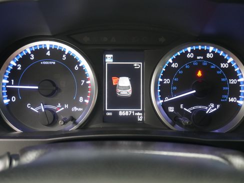 Used 2018 Toyota Highlander Plus FWD image 19