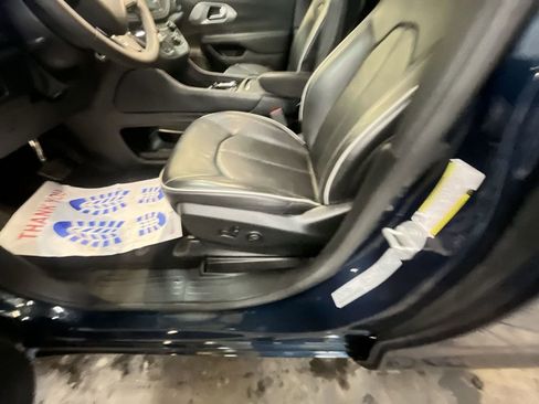 Used 2025 Chrysler Pacifica Limited image 12