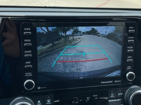 Used 2022 Toyota Highlander LE image 19