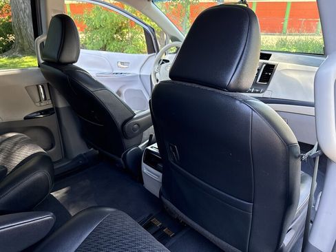 Used 2011 Toyota Sienna SE w/ Preferred Pkg FWD image 32