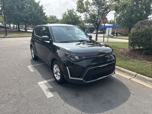 Used 2025 Kia Soul LX w/ LX Technology Package FWD image 2