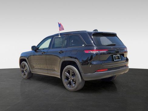 Used 2023 Jeep Grand Cherokee Limited w/ Black Appearance Package AWD/4WD image 6