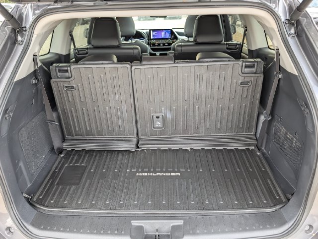 Used 2024 Toyota Highlander Platinum FWD image 31