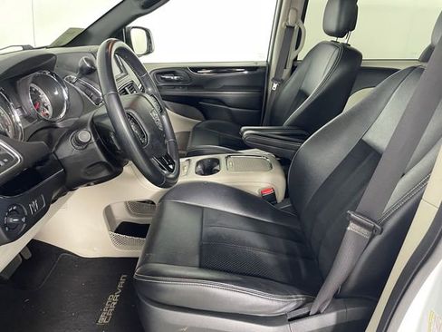 Used 2017 Dodge Grand Caravan SXT FWD image 2