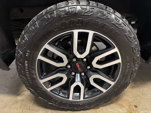 Used 2024 GMC Sierra 1500 AT4 w/ Technology Package AWD/4WD image 7