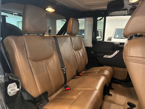 Used 2015 Jeep Wrangler Unlimited Sahara w/ Connectivity Group AWD/4WD image 20