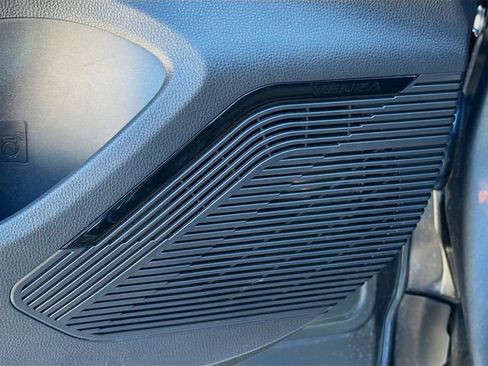 Used 2023 Toyota Venza XLE image 24