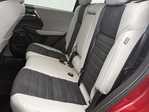 New 2025 Mitsubishi Outlander SE image 27