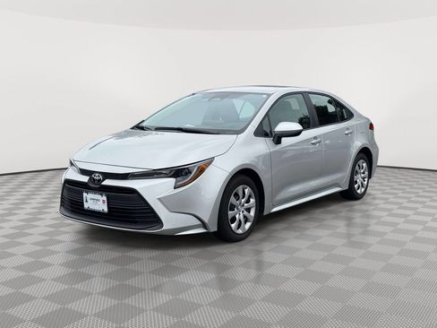 Used 2025 Toyota Corolla LE FWD image 3