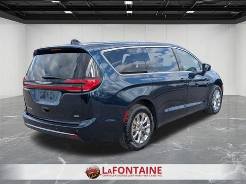 Used 2023 Chrysler Pacifica Touring-L image 4