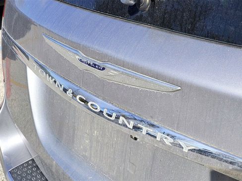 Used 2016 Chrysler Town & Country Touring image 7