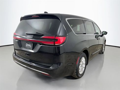 Used 2024 Chrysler Pacifica Touring-L FWD image 13
