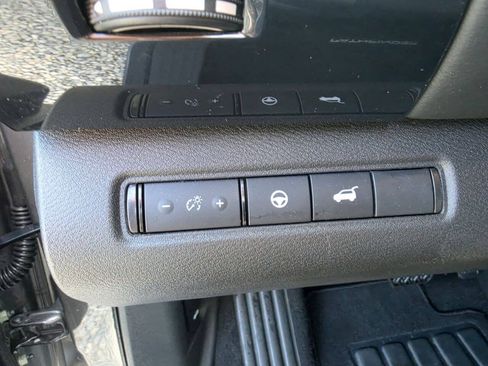 Used 2025 Nissan Pathfinder SV AWD/4WD image 11
