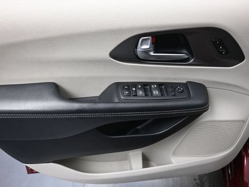 Used 2023 Chrysler Pacifica Touring-L FWD image 13