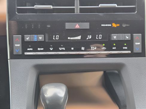 Used 2022 Toyota Avalon Limited FWD image 11