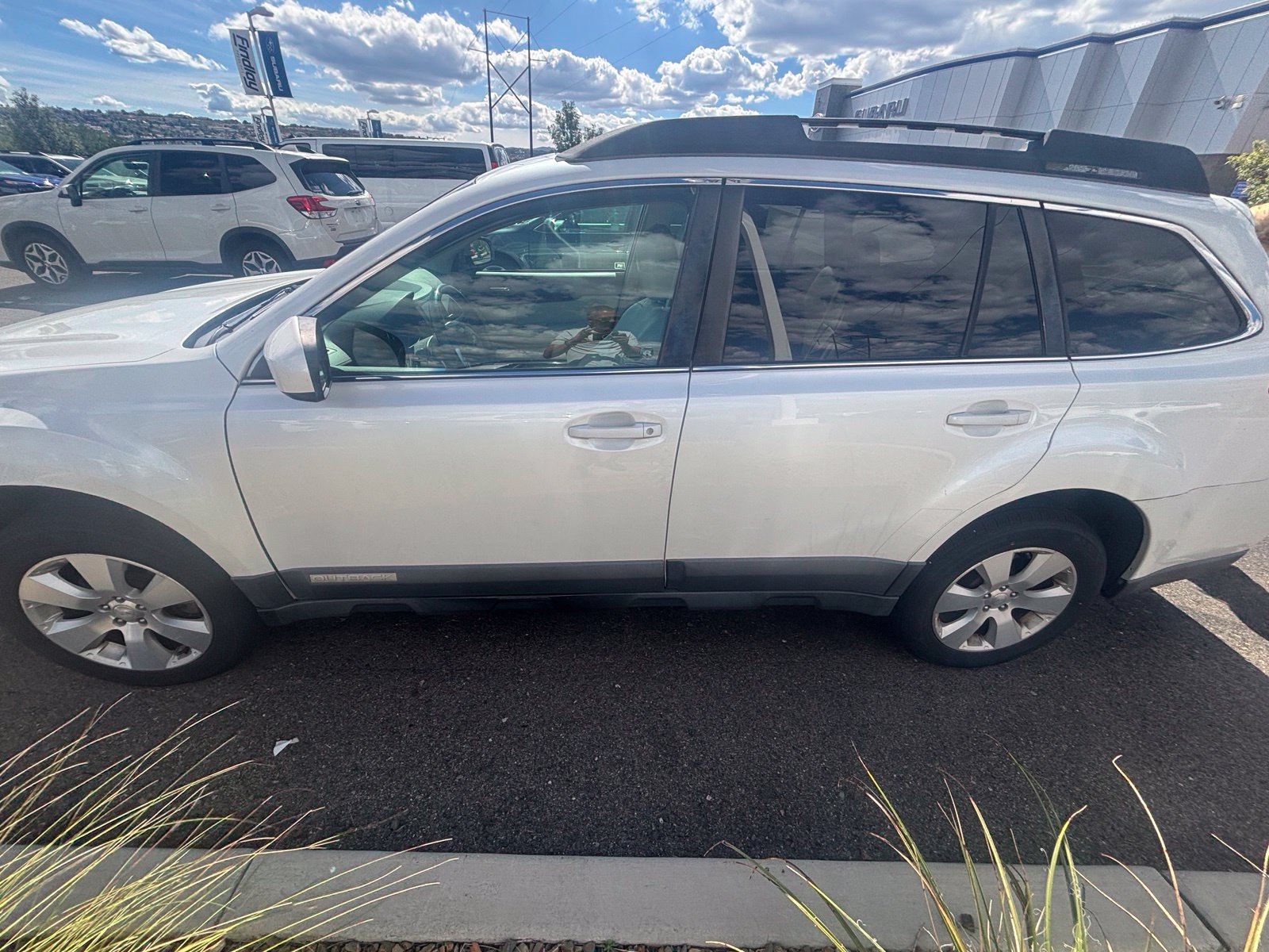 Used 2011 Subaru Outback 3.6R Limited AWD/4WD image 8