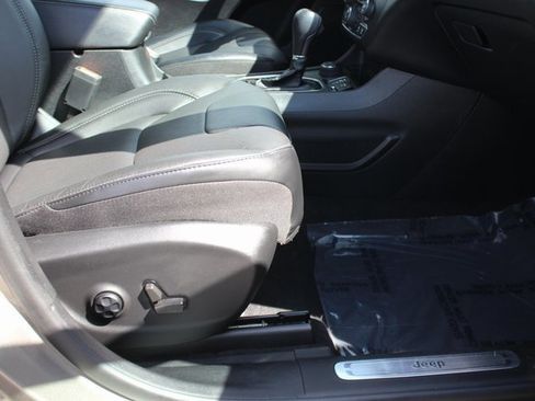 Used 2021 Jeep Cherokee Limited image 30