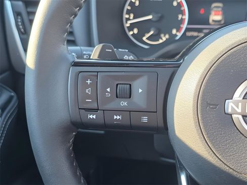 Used 2023 Nissan Rogue SV w/ SV Premium B Package image 17