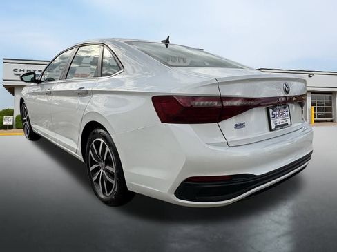 Used 2025 Volkswagen Jetta SE image 3