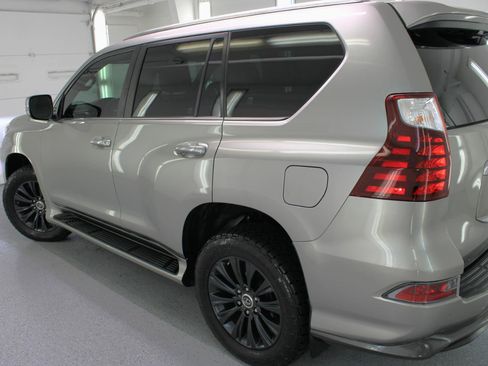 Used 2022 Lexus GX 460 Premium w/ Accessory Package AWD/4WD image 16