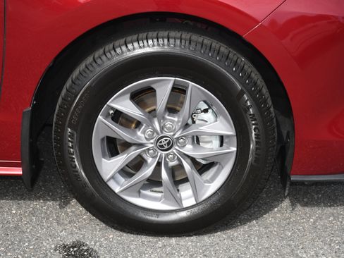 Used 2025 Toyota Sienna XLE image 22