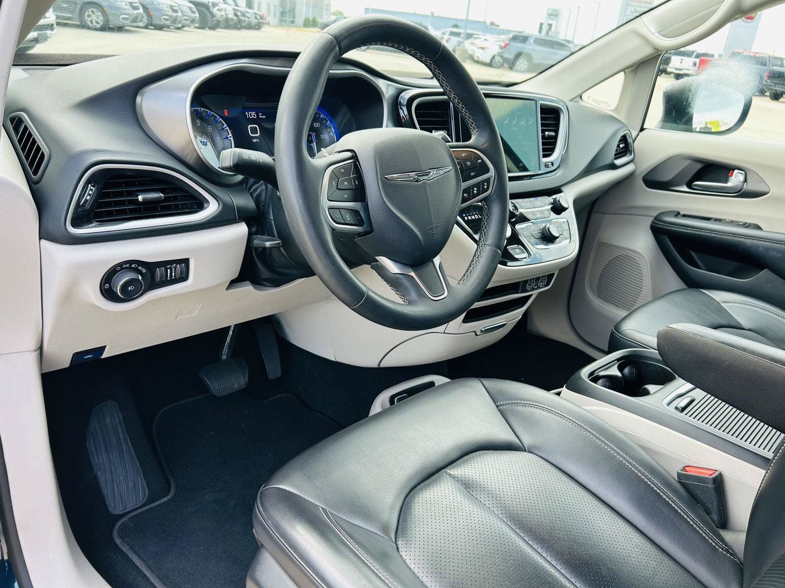 Used 2023 Chrysler Pacifica Touring-L FWD image 14