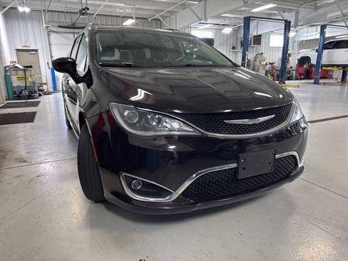 Used 2017 Chrysler Pacifica Touring-L FWD image 23