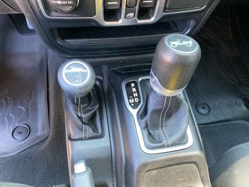 Used 2019 Jeep Wrangler Unlimited Sahara AWD/4WD image 16