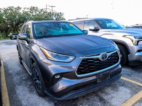 Used 2021 Toyota Highlander XLE FWD image 4