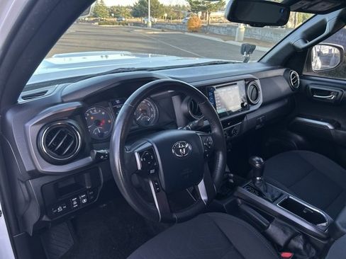 Used 2017 Toyota Tacoma TRD Sport image 13