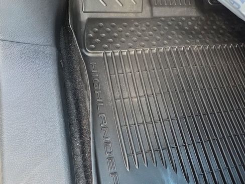 Used 2023 Toyota Highlander XLE AWD/4WD image 18