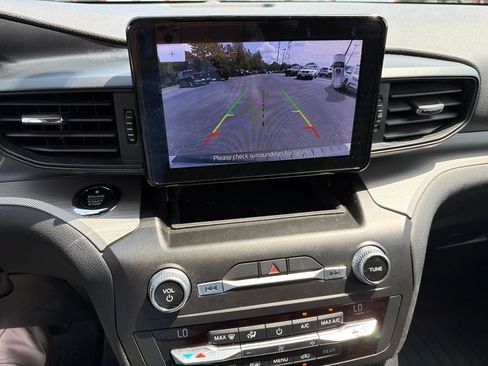 Used 2020 Ford Explorer XLT RWD image 3