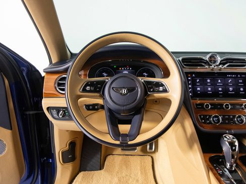Used 2021 Bentley Bentayga AWD/4WD image 20