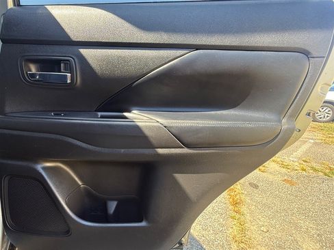 Used 2020 Mitsubishi Outlander FWD image 36