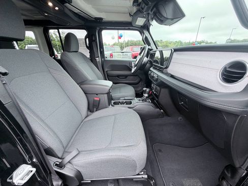 Used 2026 Jeep Wrangler Unlimited Sahara AWD/4WD image 24