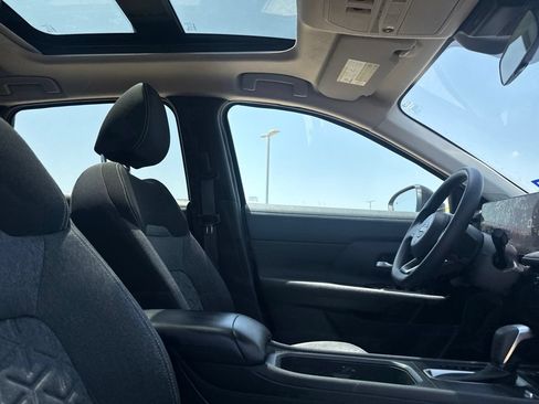 Used 2025 Nissan Kicks SV w/ SV Premium Package FWD image 25