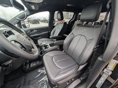 New 2026 Chrysler Pacifica Select w/ S Appearance Package image 14