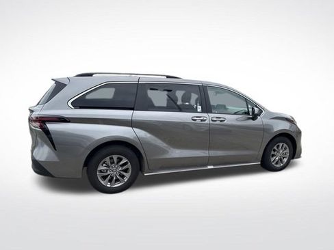 Used 2026 Toyota Sienna XLE FWD image 7